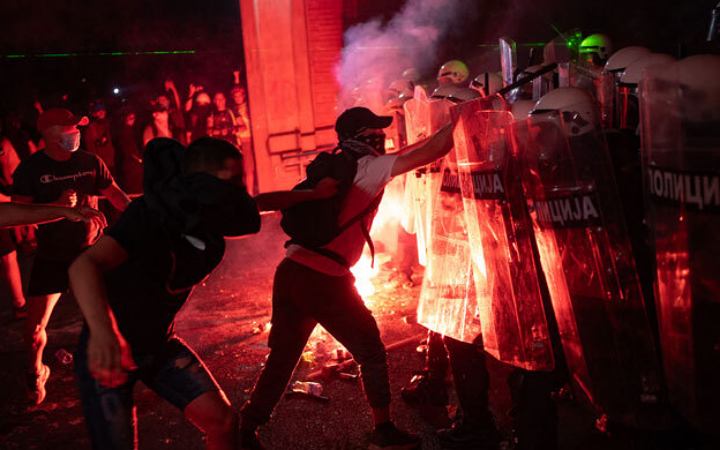 এবার দ্রুত নির্বাচনের দাবিতে বিক্ষোভে উত্তাল সার্বিয়া