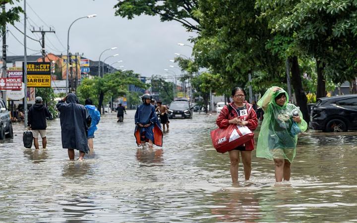 ইন্দোনেশিয়ায় আকস্মিক বন্যায় ১৪ জনের প্রাণহানি