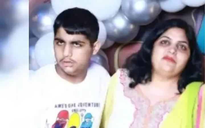 সন্তানকে সাথে নিয়ে ভবন থেকে লাফিয়ে আত্মহত্যা করেছে ভারতীয় নারী