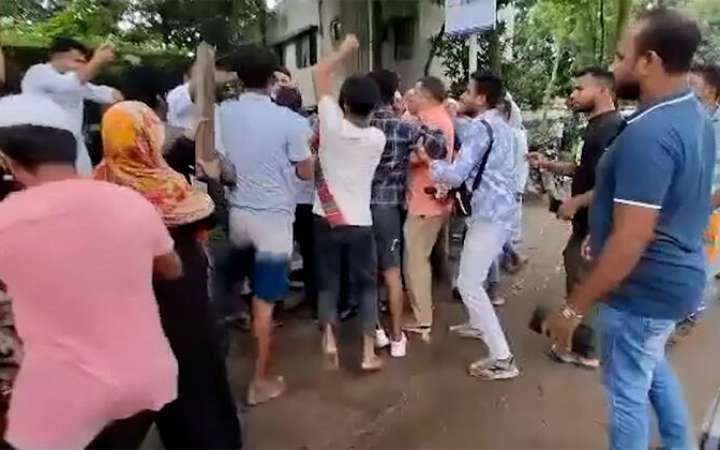 বিএনপির সংঘর্ষের খবর প্রচার করায় টিভি সাংবাদিকের ওপর হামলা