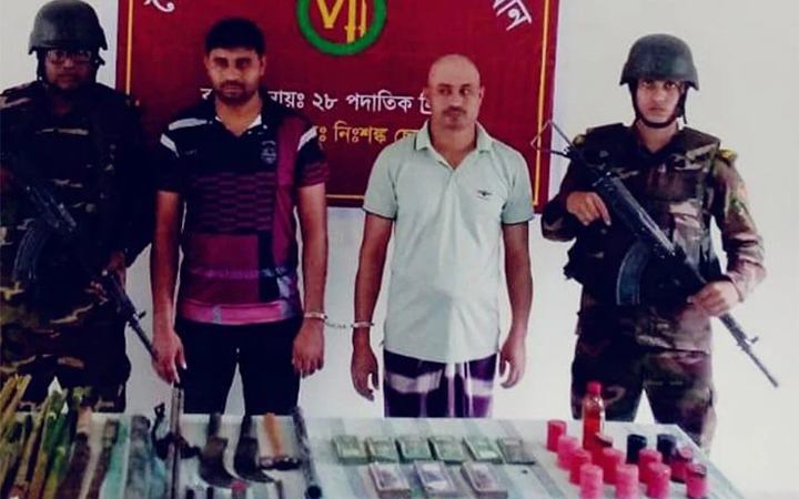 মুলাদীতে ককটেল ও বিভিন্ন অস্ত্রসহ দুই ভাই আটক