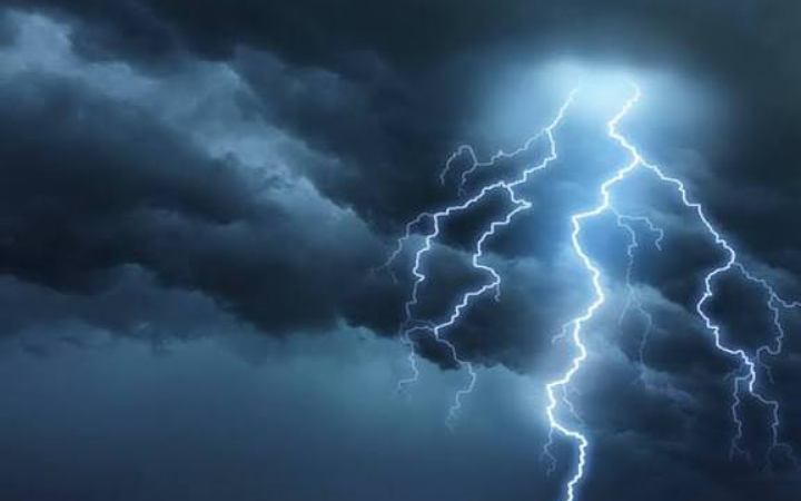 নবীনগরে বজ্রপাতে স্বামীর মৃত্যু, হাসপাতালে স্ত্রী