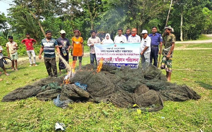 ভৈরব নদে অভিযান চালিয়ে দুই হাজার মিটার অবৈধ চায়না দুয়ারী জাল পুড়িয়ে ধ্বংস