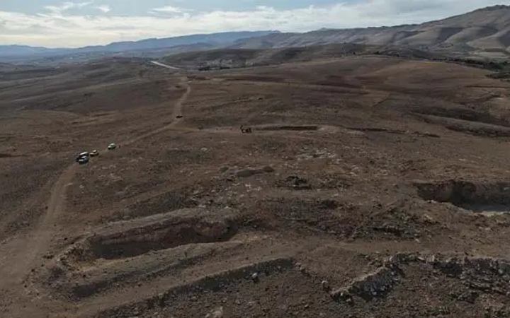 সিরিয়ার মরুভূমিতে হাজারো মানুষকে গণকবর দেওয়ার তথ্য প্রকাশ