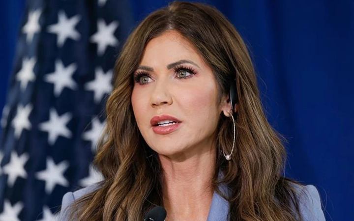 সরকারি অর্থে বিলাসবহুল বিমান ক্রয়, তোপের মুখে মার্কিন স্বরাষ্ট্রমন্ত্রী