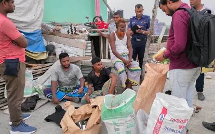 মুন্সিগঞ্জে ১০০ রাউন্ড তাজা গুলি, ককটেল তৈরির বিপুল সরঞ্জামসহ গ্রেফতার ৩