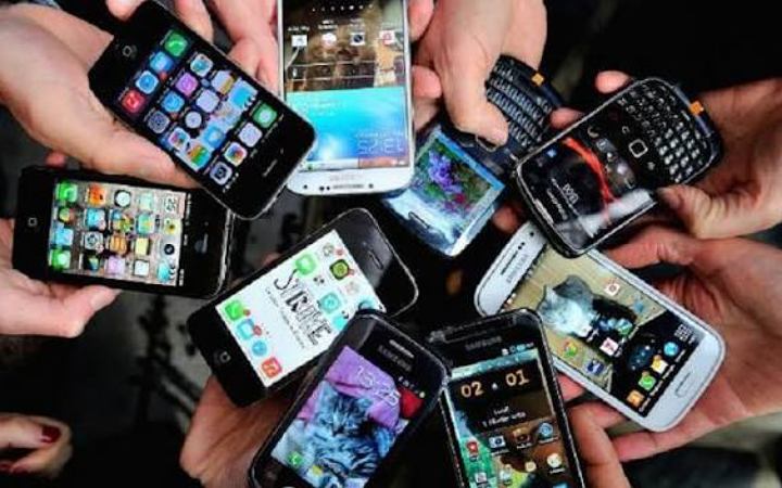 কিশোরদের সামাজিক মাধ্যম ব্যবহার নিষিদ্ধের প্রস্তাব সংসদে উঠছে