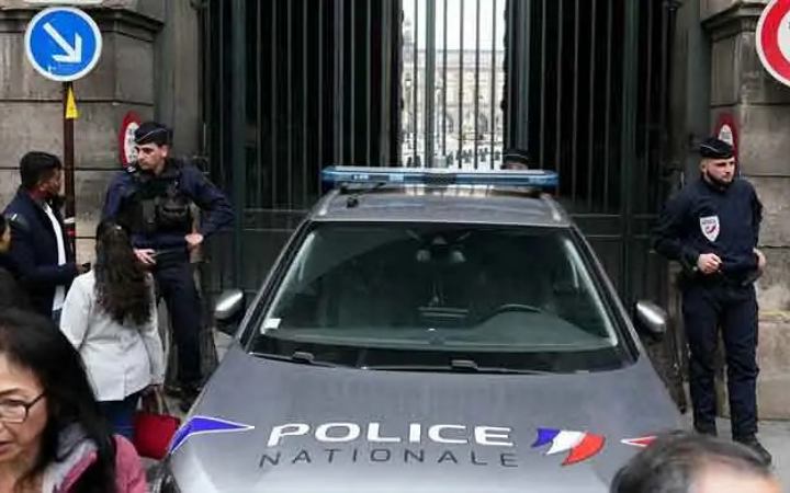 ল্যুভর জাদুঘর থেকে গয়না চুরির ঘটনায় দুজন গ্রেফতার