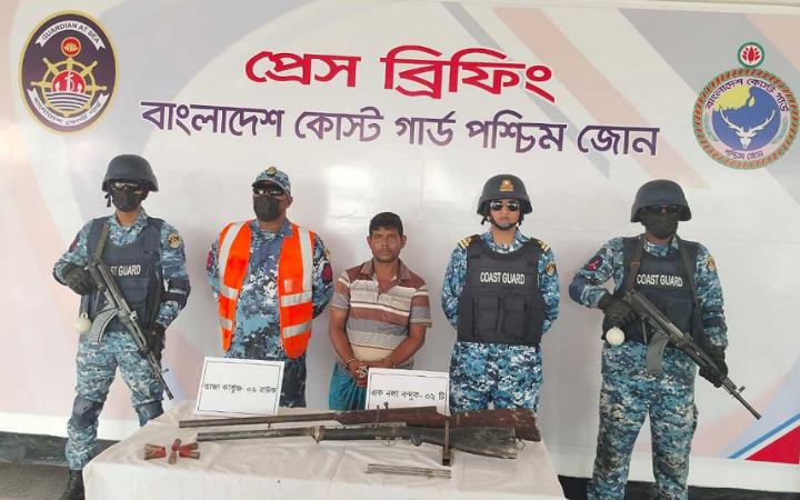 সুন্দরবনে আগ্নেয়াস্ত্রসহ বনদস্যু প্রধান আটক