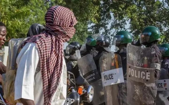 নির্বাচনের ফল ঘোষণার আগেই উত্তপ্ত ক্যামেরুন, সংঘর্ষে নিহত ৪