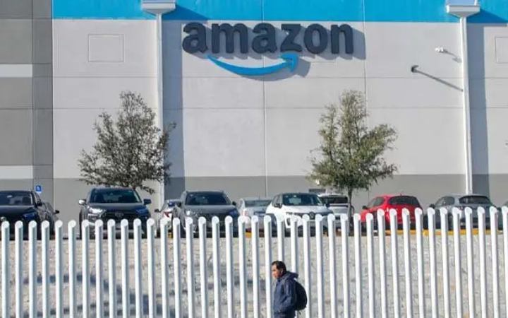 ৩০ হাজার কর্মী ছাঁটাইয়ের সিদ্ধান্ত নিয়েছে অ্যামাজন