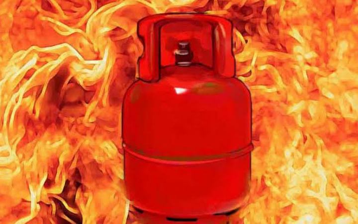 বরফকলের মেশিন মেরামতের সময় গ্যাস সিলিন্ডার বিস্ফোরণে  ,আহত ২