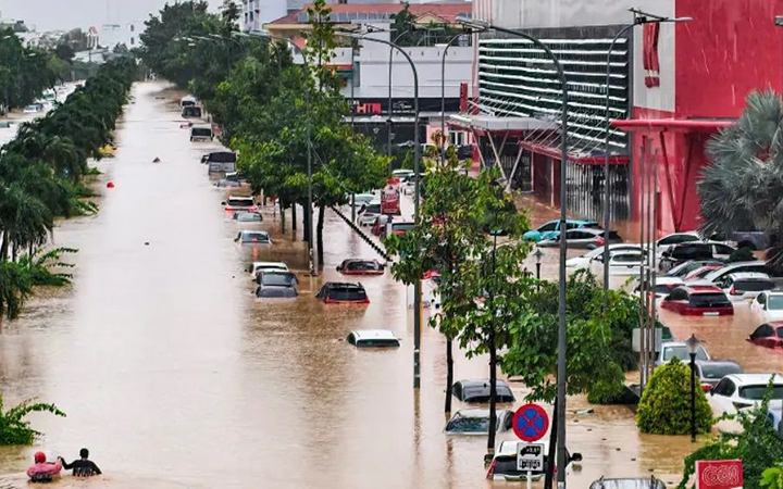 ভিয়েতনামে বৃষ্টি ও ভূমিধসে ৯০ মৃত্যু, নিখোঁজ ১২
