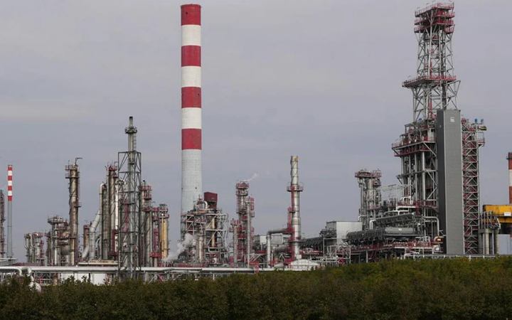 মার্কিন নিষেধাজ্ঞায় সার্বিয়ার একমাত্র তেল শোধনাগার বন্ধের ঝুঁকিতে