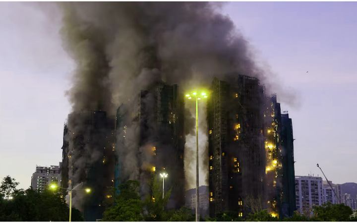 হংকংয়ে আবাসিক ভবনে ভয়াবহ অগ্নিকাণ্ডে নিহত বেড়ে ১৩