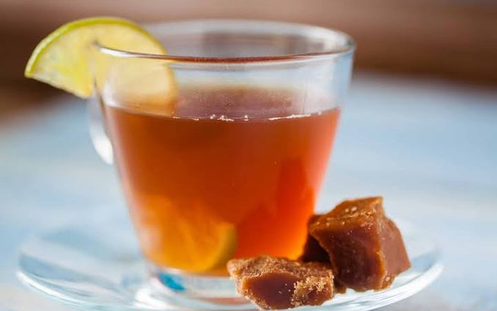 জেনে নিন নিয়মিত গুড় ভেজানো পানি খাওয়ার উপকারিতা