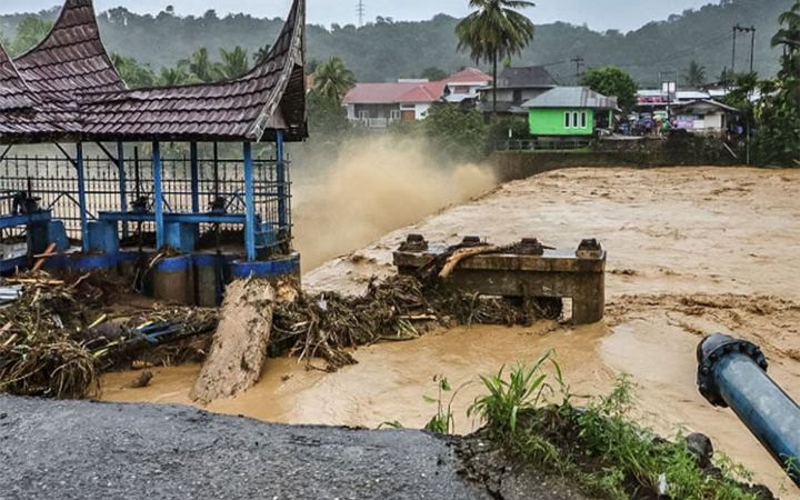 ইন্দোনেশিয়ায় বন্যা ও ভূমিধস নিহত বেড়ে ৮০