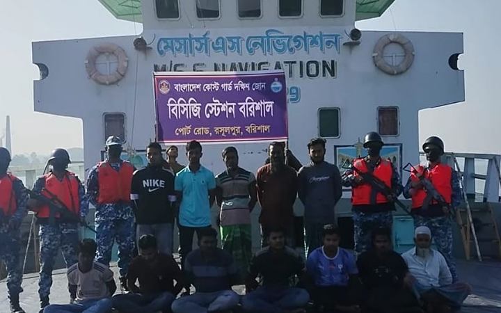 কীর্তনখোলায় জাহাজসহ বিপুল পরিমাণ কয়লা উদ্ধার, আটক ১২