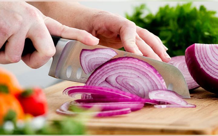 জেনে নিন পেঁয়াজ কাটলে চোখে পানি আসার কারণ