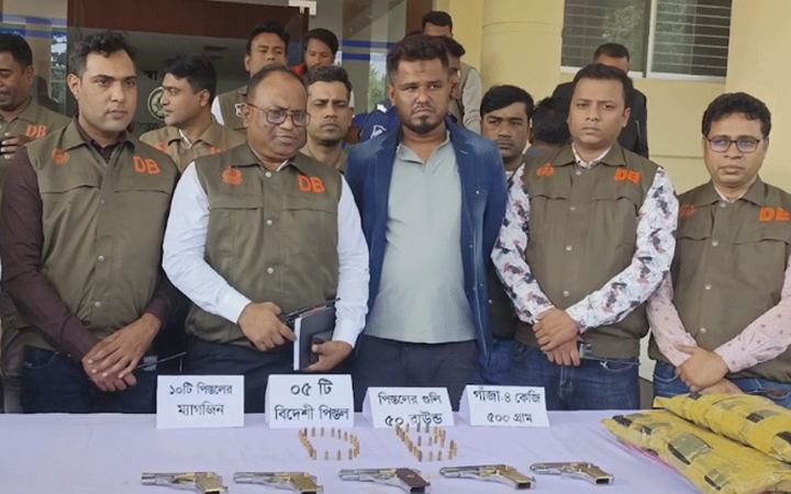 যশোরে ১০টি ম্যাগাজিন ও ৫০ রাউন্ড গুলিসহ