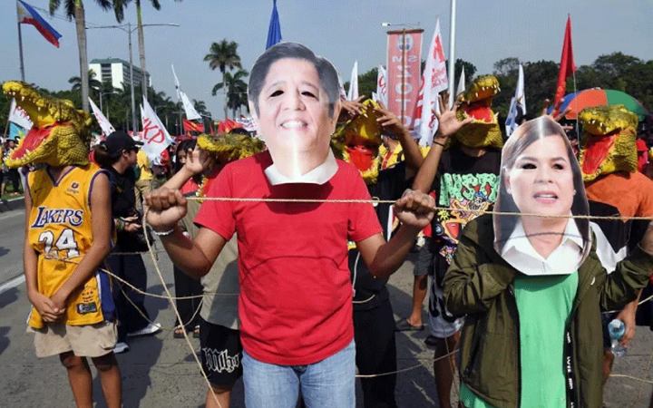 এবার ফিলিপাইনের প্রেসিডেন্টের পদত্যাগ দাবিতে বিক্ষোভ