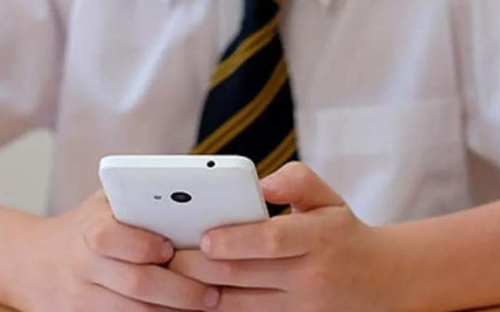 ফ্রান্সে হাইস্কুলে মোবাইল ফোনের ব্যবহার নিষিদ্ধ