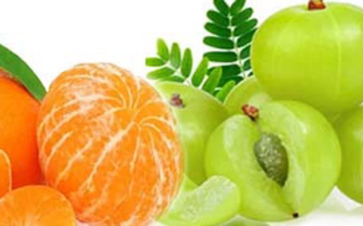 জেনে নিন শীতে ত্বক ভালো রাখতে কোন ফল খাবেনা কমলা নাকি আমলকী