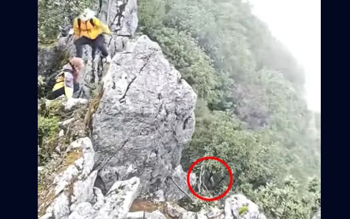 চীনে সেলফি তুলতে গিয়ে ১৩০ ফুট খাদে পর্যটক