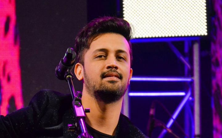 ঢাকায় গোপনে কনর্সাট করলেন আতিফ আসলাম