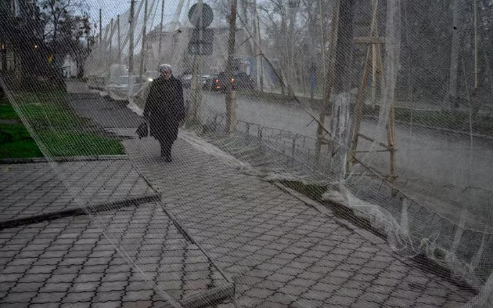 নিরুপায় হয়ে গোটা একটি শহর জাল দিয়ে ঢেকে দিয়েছে ইউক্রেন