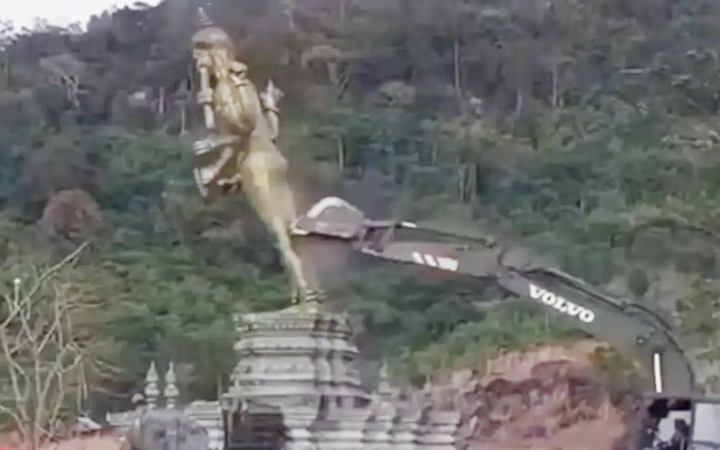 কম্বোডিয়ায় বিষ্ণু দেবের মূর্তি ভেঙে ফেলল থাই সেনারা