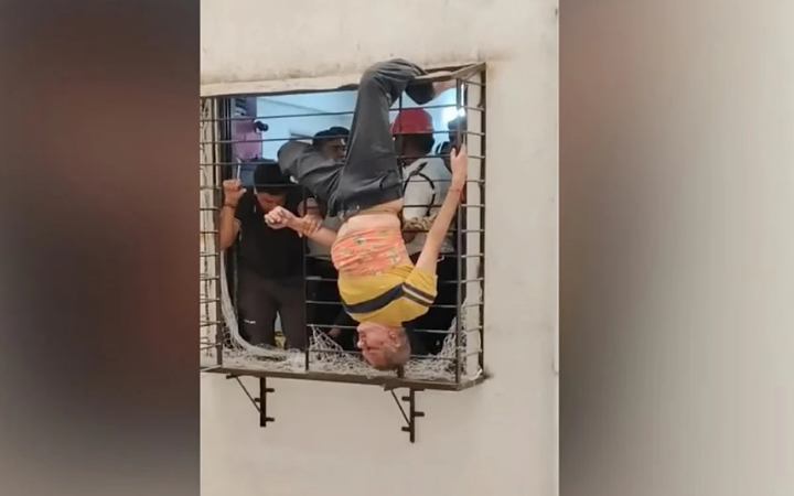 ঘুমের মধ্যেই ১১তলা থেকে পড়ে গেলেন বৃদ্ধ