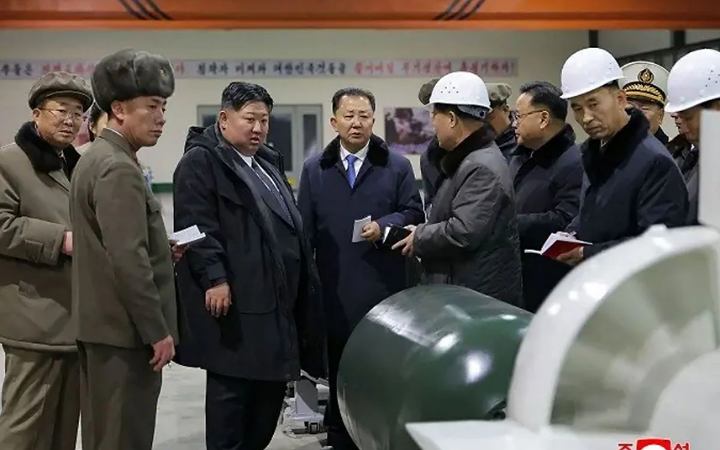 পারমাণবিক সাবমেরিন কারখানা ঘুরে দেখলেন কিম, বন্ধুত্বের বার্তা পুতিনের