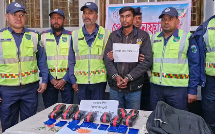 বড়াইগ্রামে ৩০ হাজার পিস ইয়াবাসহ চালক ও ট্রাক জব্দ