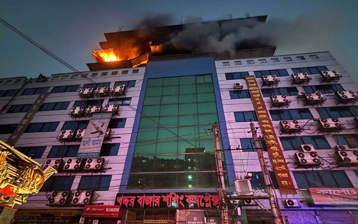 গুলিস্তানে বাণিজ্যিক ভবনের গোডাউনে লাগা আগুন নিয়ন্ত্রণে