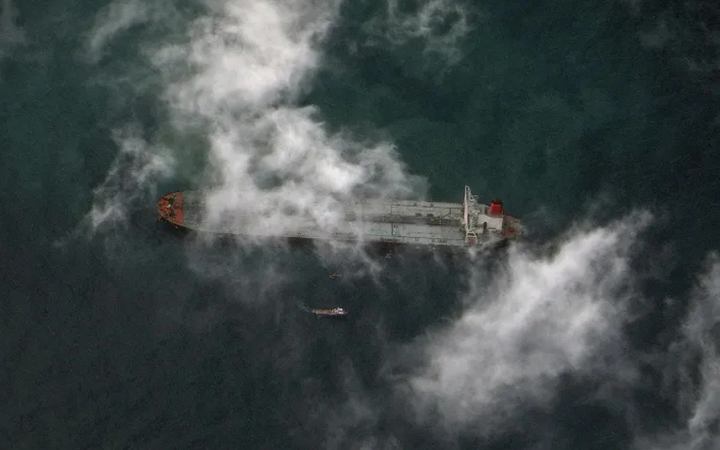 ভেনেজুয়েলার ভূখণ্ডে প্রথম মার্কিন হামলা: সরাসরি যুদ্ধ শুরু?