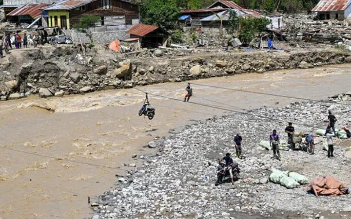 ইন্দোনেশিয়ায় আকস্মিক বন্যায় নিহত ১৬