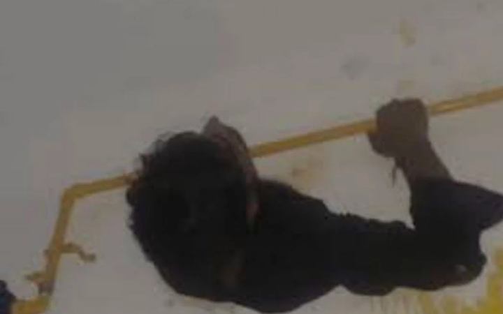 ভারতে এক্সজস্ট ফ্যানের ছিদ্রে আটকে গেল চোর!