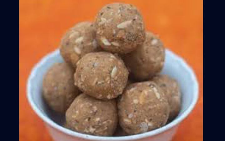 শীতে নিজেকে উষ্ণ রাখতে খান পঞ্জীরীর লাড্ডু
