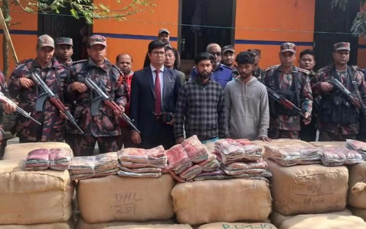 ব্রাহ্মণবাড়িয়ায় বিপুল পরিমাণ ভারতীয় শাড়ী জব্দ