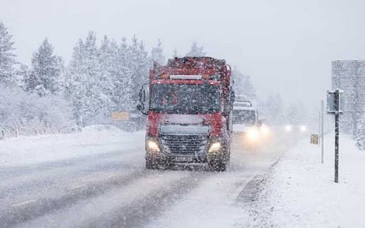 ৩০ সেন্টিমিটার বরফে ঢেকে গেছে ব্রিটেনের রাস্তা