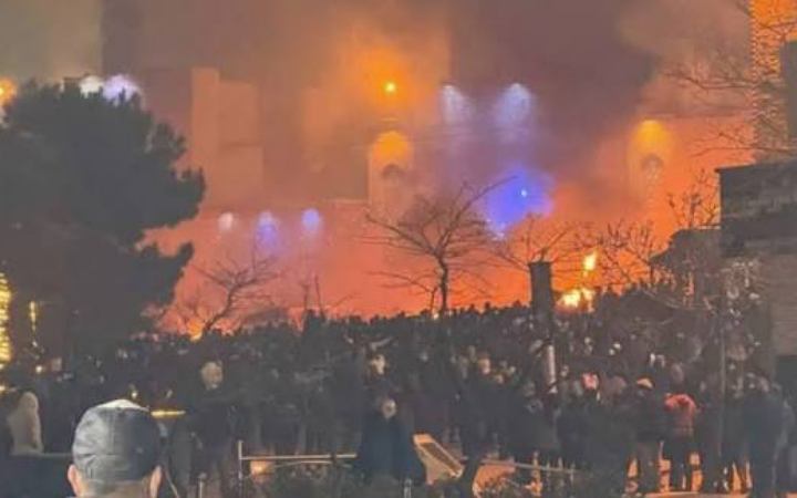 ইরানে অর্ধশতাধিক মসজিদ-১৮০ অ্যাম্বুলেন্সে আগুন দিয়েছে বিক্ষোভকারীরা