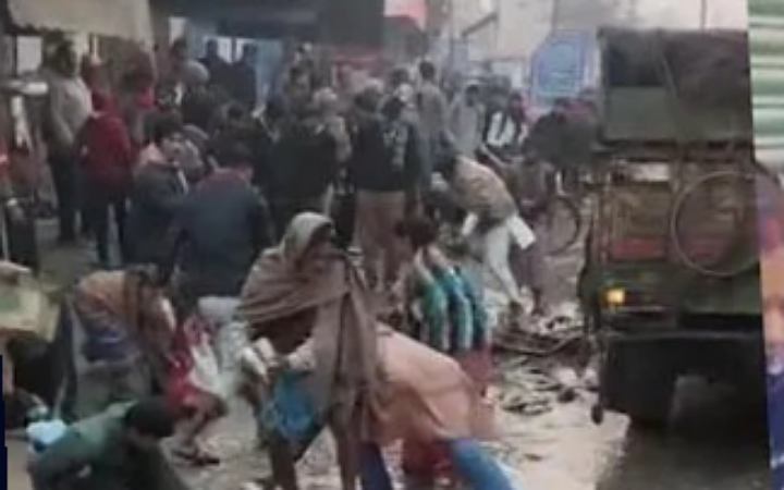 ভারতে সড়কে পড়েছিল নিহত শিশুটি, ট্রাকের মাছ লুট করছিলো মানুষ