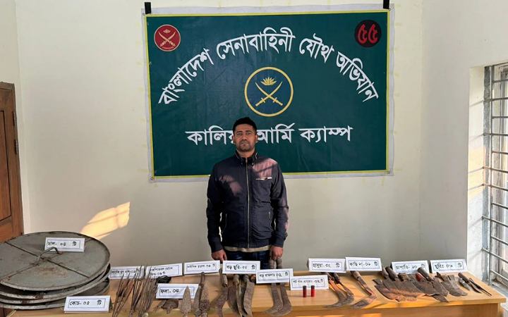 নড়াইলে যৌথ বাহিনীর অভিযানে দেশি অস্ত্র ও গুলিসহ যুবক আটক