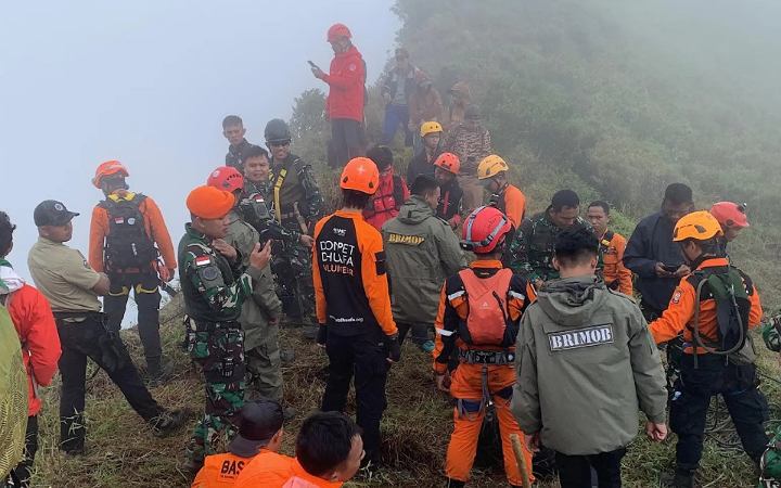 ইন্দোনেশিয়ায় বিধ্বস্ত বিমানের ১০ যাত্রীর মরদেহ উদ্ধার