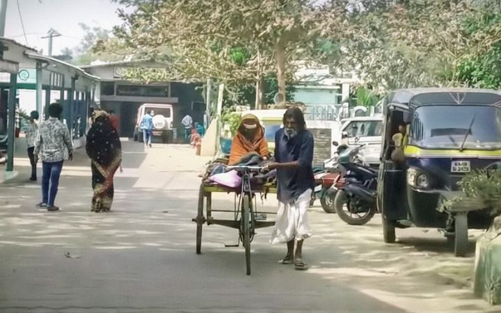 ভারতে ৩০০ কিলোমিটার পথ ভ্যান চালিয়ে স্ত্রীকে হাসপাতালে নিলেন স্বামী