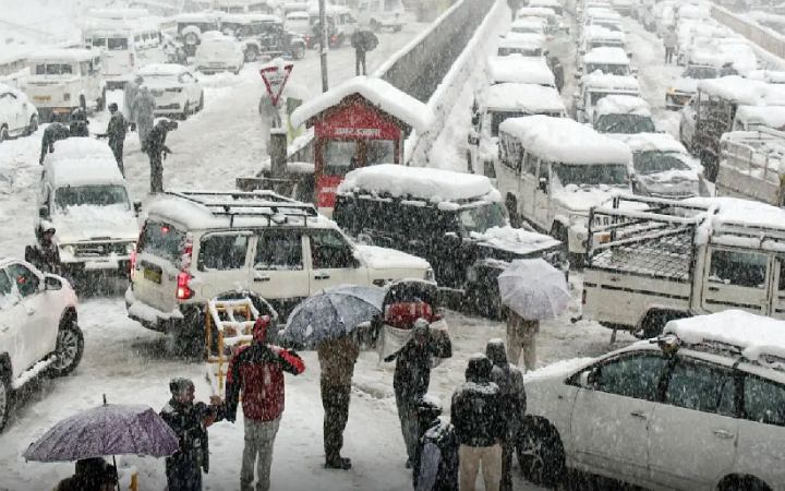 বিপর্যস্ত হিমাচল : বন্ধ ৭০০ রাস্তা, রাতভর গাড়িবন্দি পর্যটকরা