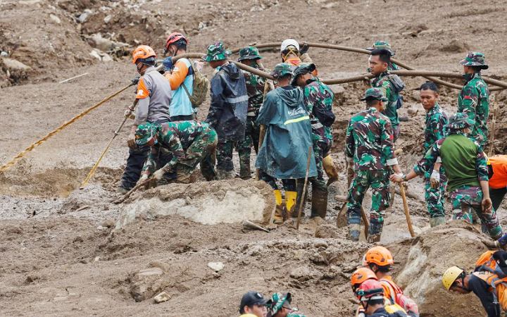ইন্দোনেশিয়ার জাভা প্রদেশে ভূমিধসে ২৩ সেনা নিহত