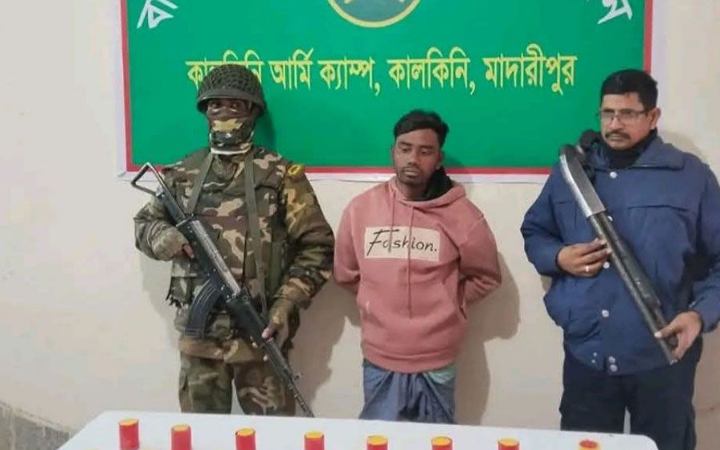 কালকিনিতে ২৩ ককটেলসহ আটক ১