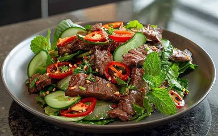 খুব সহজে তৈরি করুন থাই বিফ সালাদ